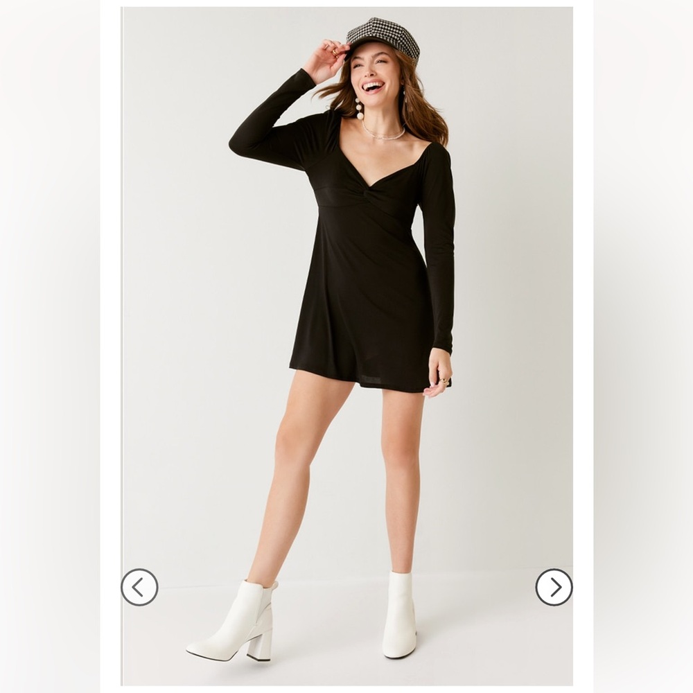 NWT! Francesca’s Alya Black V Neck 3/4 Sleeve Shift Mini Dress Size Medium